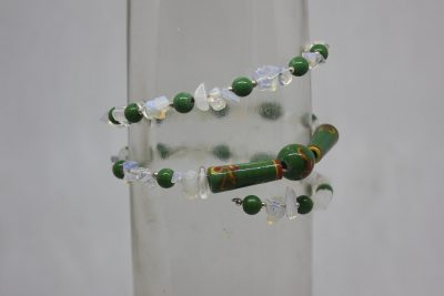PIEDRA LUNA, CRISTAL VERDE DE FUNDICIÓN Y LATÓN