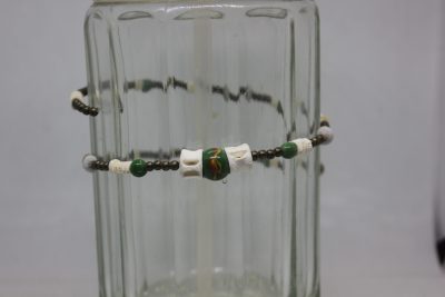 LÁGRIMAS DE SAN PEDRO, VERTEBRAS, CRISTAL VERDE Y LATÓN